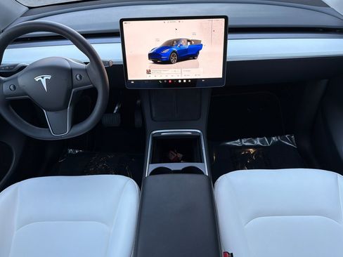 Used 2024 Tesla Model Y 2WD image 17