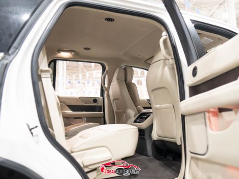 Used 2018 Lincoln Navigator Select w/ Technology Package image 19