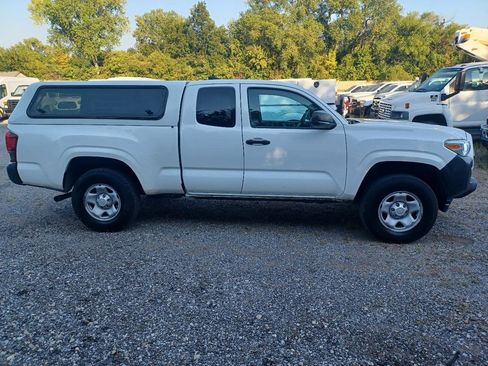 Used 2020 Toyota Tacoma SR image 4