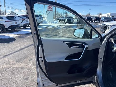 Used 2025 Toyota RAV4 XLE image 9