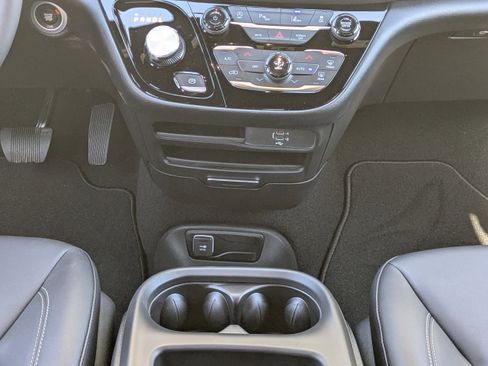 New 2026 Chrysler Voyager LX FWD image 18