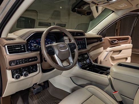 Used 2022 GMC Yukon Denali w/ Denali Premium Package AWD/4WD image 13