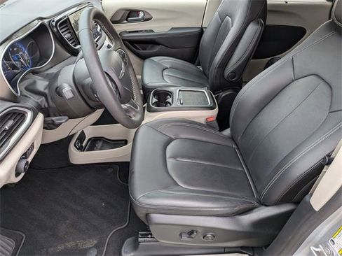 Certified 2024 Chrysler Pacifica Touring-L image 11