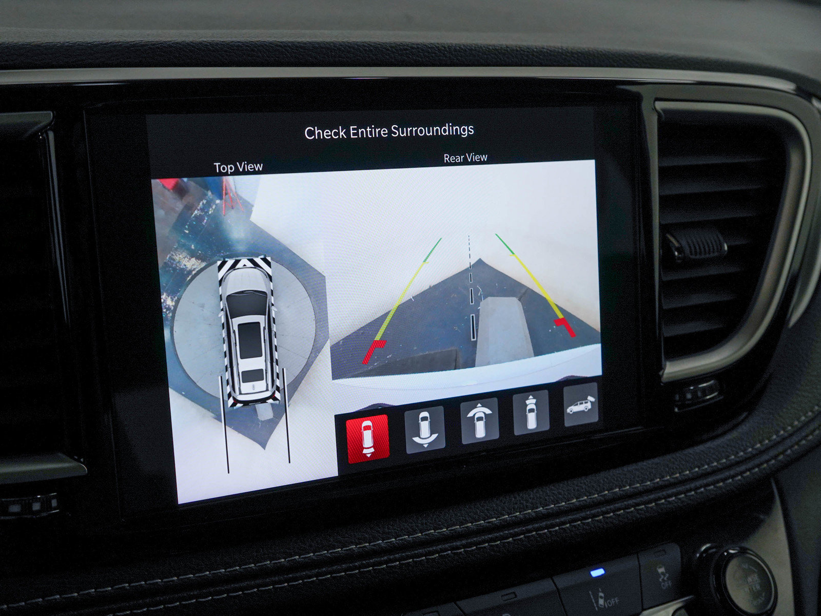 Used 2024 Chrysler Pacifica Limited FWD image 25