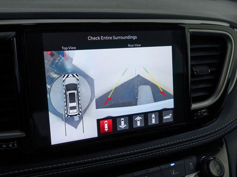 Used 2024 Chrysler Pacifica Limited FWD image 25
