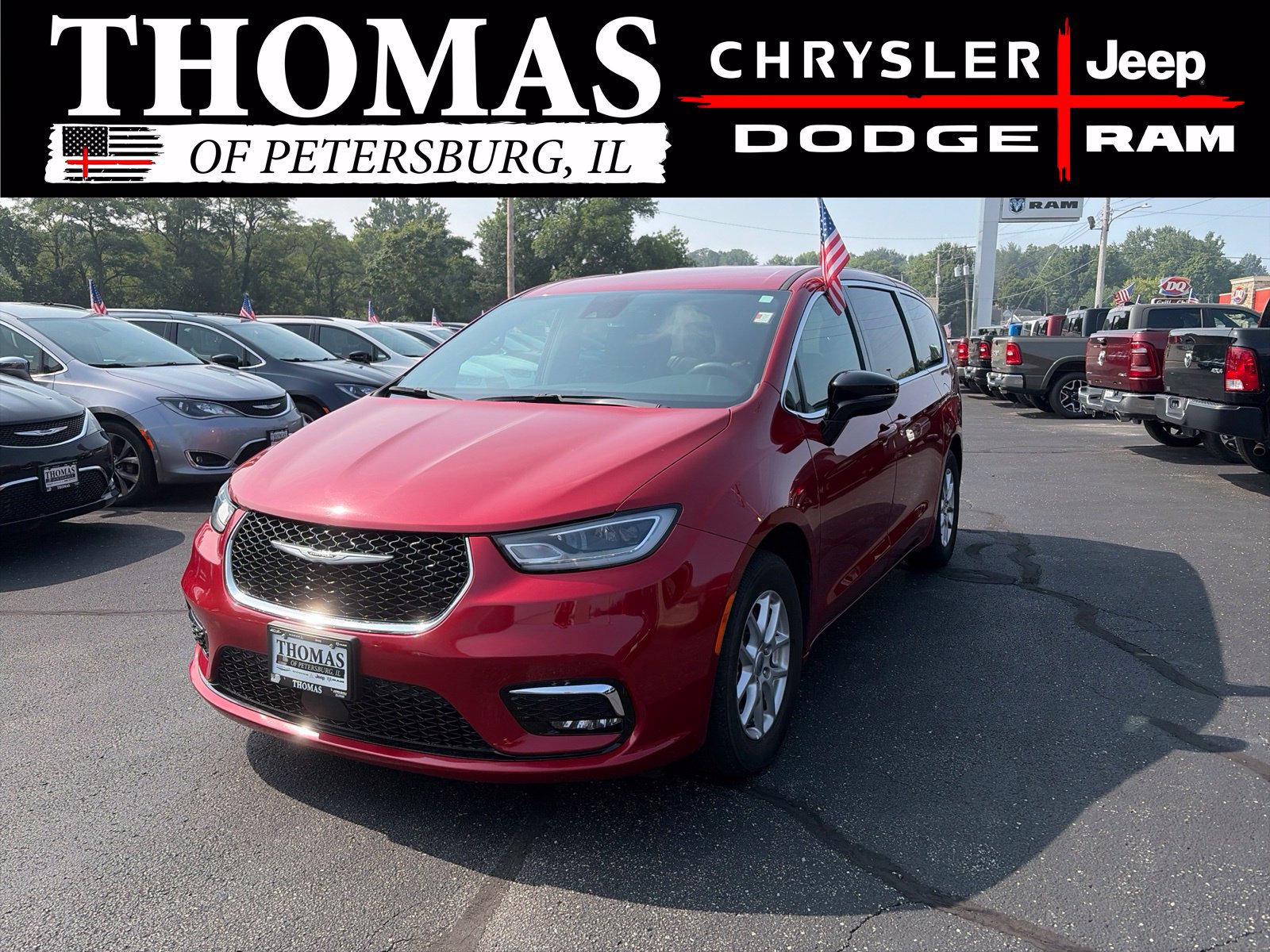 Used 2025 Chrysler Pacifica Select FWD image 3