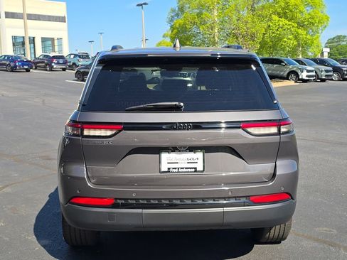 Used 2023 Jeep Grand Cherokee Altitude RWD image 4