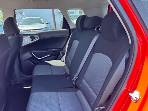 Used 2025 Kia Soul LX w/ LX Technology Package FWD image 25