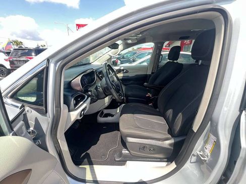 Used 2023 Chrysler Voyager LX FWD image 3