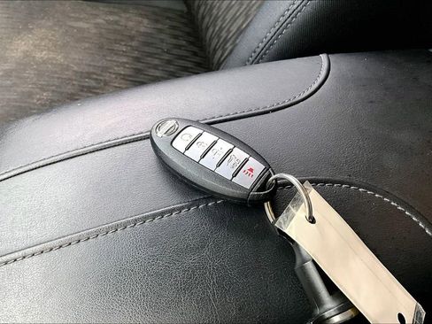 Used 2017 Nissan Rogue SV w/ SV Premium Package image 14