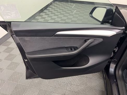 Used 2024 Tesla Model Y Long Range AWD/4WD image 9