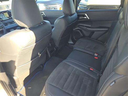 Used 2023 Mitsubishi Outlander SE image 13