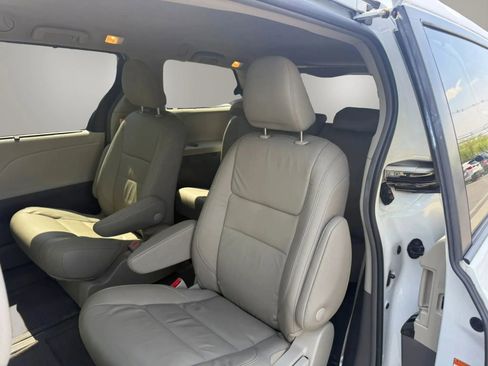 Used 2018 Toyota Sienna XLE w/ XLE Navigation Package AWD/4WD image 30