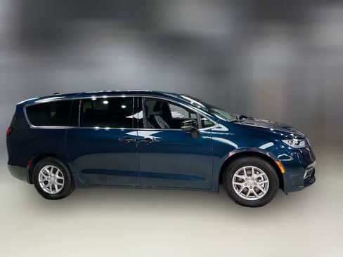 Used 2025 Chrysler Pacifica Select FWD image 3