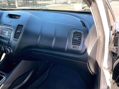 Used 2018 Kia Forte LX image 16