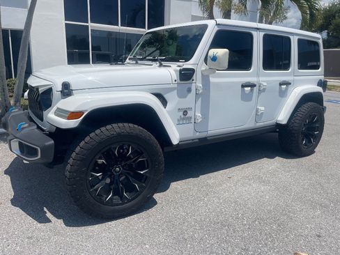 Used 2023 Jeep Wrangler Unlimited Sahara AWD/4WD image 22