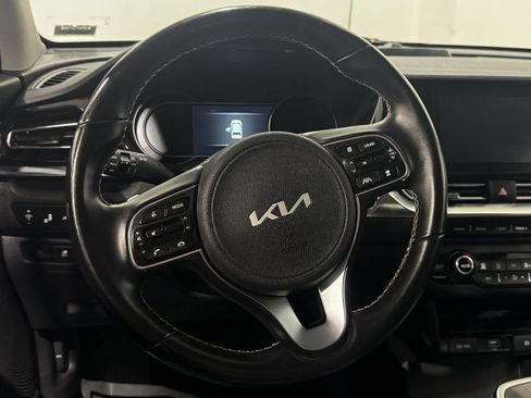 Used 2022 Kia Niro EX FWD image 4