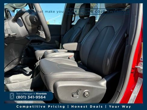 New 2026 Chrysler Pacifica Select image 2