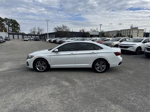 Used 2024 Volkswagen Jetta SE w/ Panoramic Sunroof Package image 8