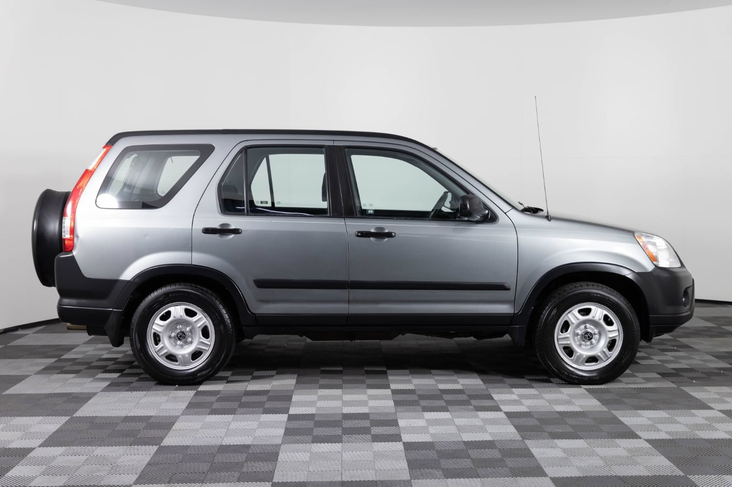Used 2005 Honda CR-V LX image 9
