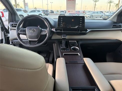 Certified 2021 Toyota Sienna XLE image 14