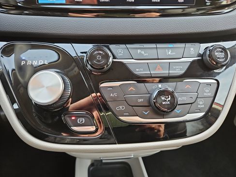 Used 2024 Chrysler Pacifica Touring-L image 27