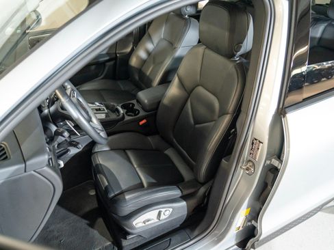 Certified 2023 Porsche Macan AWD/4WD image 5