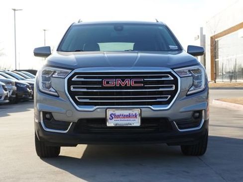 Used 2024 GMC Terrain SLT image 2