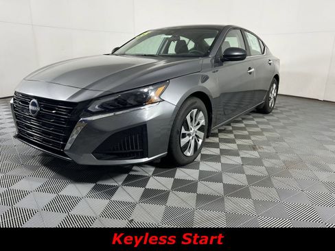 Used 2025 Nissan Altima 2.5 S image 3