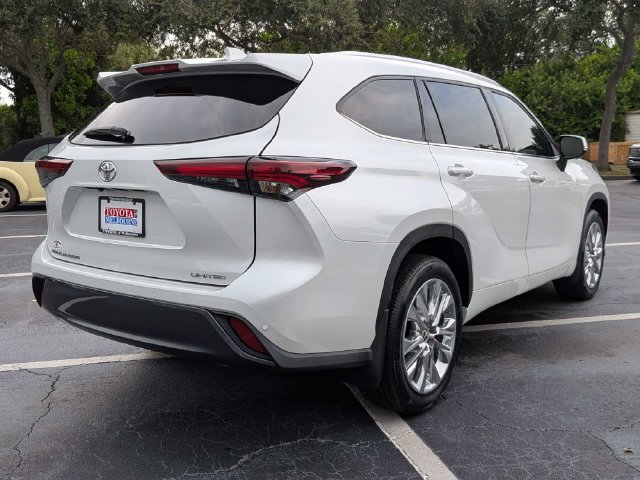 Used 2024 Toyota Highlander Limited FWD image 3