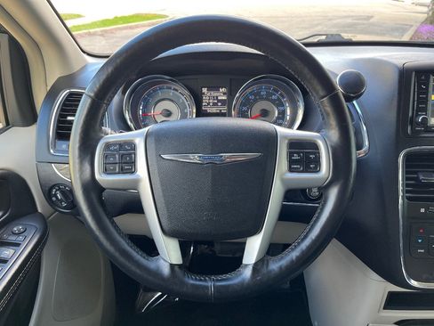 Used 2016 Chrysler Town & Country Touring-L image 24