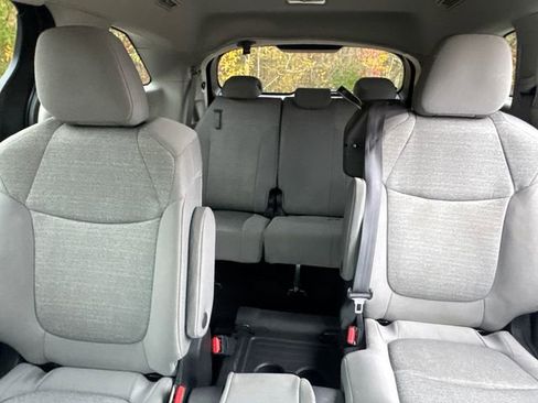 Used 2022 Toyota Sienna LE image 36