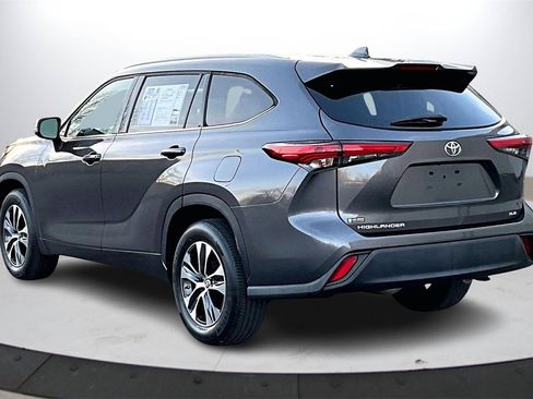Used 2022 Toyota Highlander XLE image 7