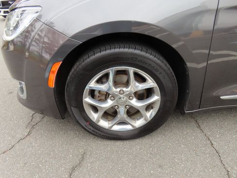 Used 2017 Chrysler Pacifica Limited image 12