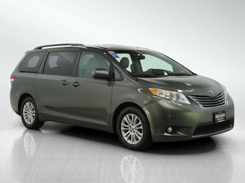 Used 2012 Toyota Sienna XLE image 7
