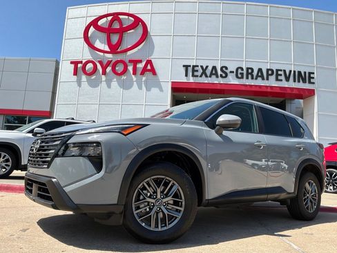 Used 2026 Nissan Rogue SV FWD image 2