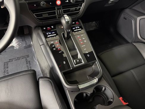 Certified 2026 Porsche Macan AWD/4WD image 26