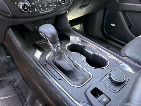 Used 2023 Chevrolet Traverse Premier FWD image 28