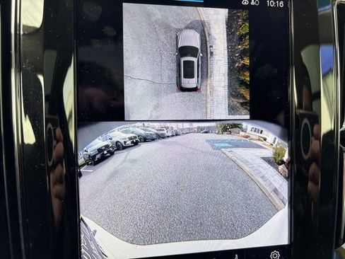 Used 2025 Volvo XC60 B5 Plus image 25