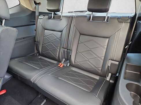 Used 2025 Volkswagen Atlas SE FWD image 19
