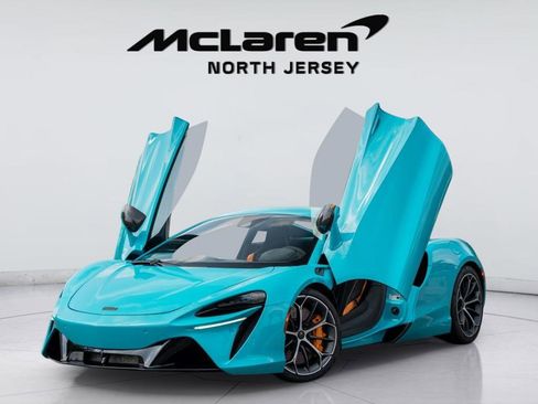 New 2025 McLaren Artura RWD image 2