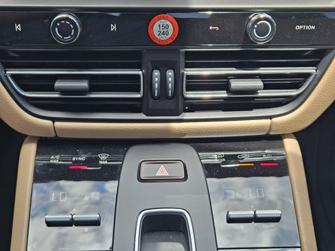 Certified 2026 Porsche Macan AWD/4WD image 19