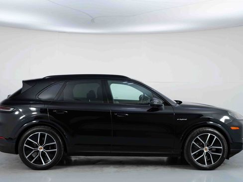 Used 2024 Porsche Cayenne w/ Premium Package image 56