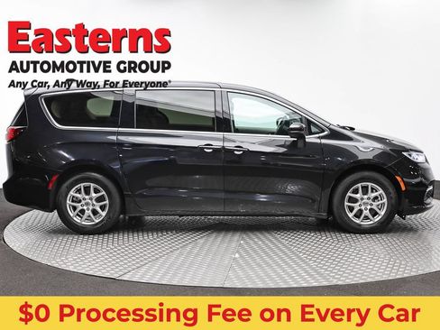 Used 2023 Chrysler Pacifica Touring-L FWD image 4