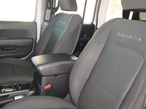 Used 2018 Jeep Wrangler Unlimited Sahara image 22