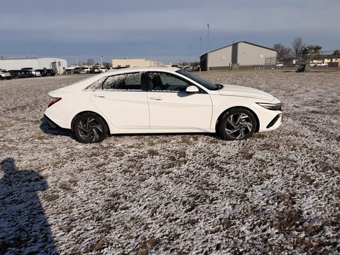 Used 2025 Hyundai Elantra SEL image 4