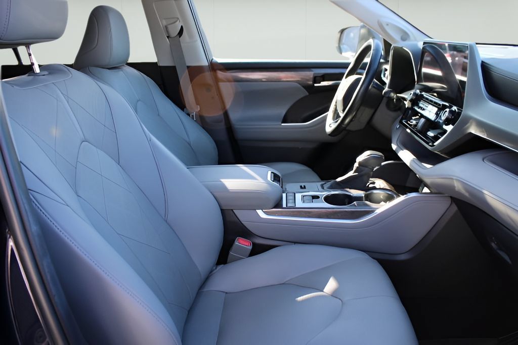 Certified 2020 Toyota Highlander Platinum AWD/4WD image 26