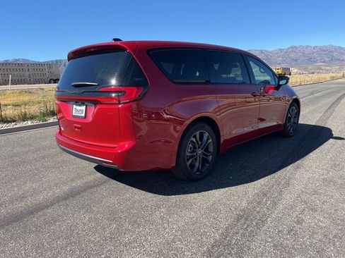 New 2026 Chrysler Pacifica Select image 3