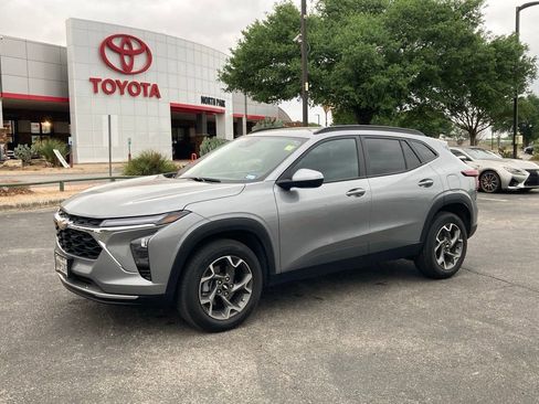 Used 2025 Chevrolet Trax LT image 1