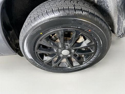 Used 2019 Jeep Cherokee Latitude Plus image 11